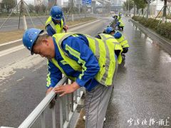 这群没有回家过年的人,趁着放假给马路“洗了个澡”