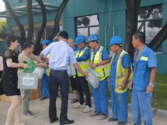 公投公司赴码头一线慰问高温作业工人