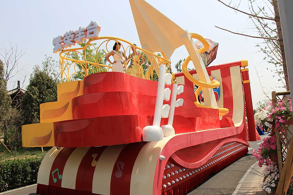 玻璃鋼舞臺(tái)花車(chē)