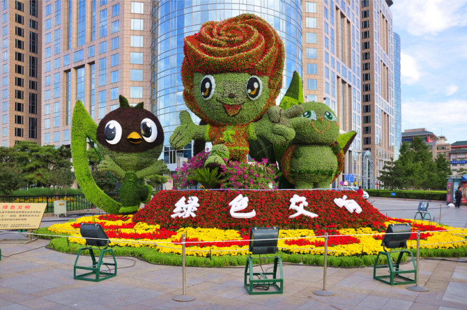 垂直花園雕塑怎么實現(xiàn)節(jié)能減排？