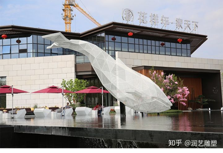 卡通造型的玻璃鋼雕塑在商場(chǎng)經(jīng)營(yíng)中的優(yōu)勢(shì)